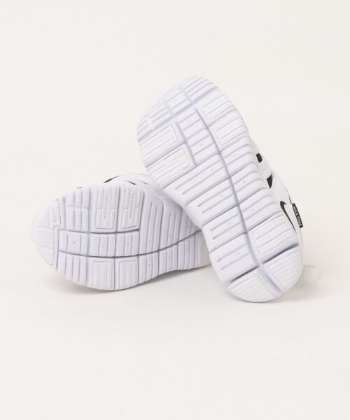 NIKE（ナイキ）の「《NIKE》DYNAMO FREE BR (PS)（スリッポン・キッズ・ホワイト×ブラック/グリーン系その他・16.5cm/18.5cm/20.5cm/21.5cm/22.0cm/19.5cm/17.0cm/19.0cm/20.0cm/21.0cm/17.5cm/18.0cm）」の4枚目の写真