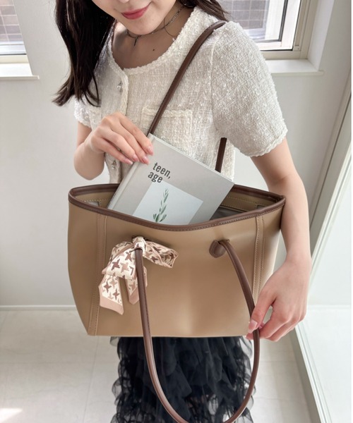 Mejoul(メジュール)の「【スカーフ付き】A4収納可能 フェイクレザートートバッグ(トートバッグ・レディース・ブラック/ブラウン/ベージュ・F)」の21枚目の写真