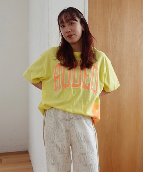 RODEO CROWNS WIDE BOWL(ロデオクラウンズワイドボウル)の「ネオンロゴTシャツ(Tシャツ/カットソー・レディース・ライトイエロー/ブラック/ホワイト/ブルー・FREE)」の1枚目の写真
