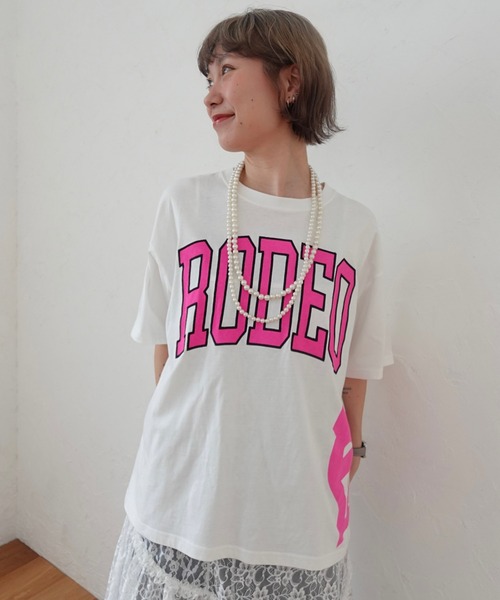 RODEO CROWNS WIDE BOWL(ロデオクラウンズワイドボウル)の「ネオンロゴTシャツ(Tシャツ/カットソー・レディース・ライトイエロー/ブラック/ホワイト/ブルー・FREE)」の2枚目の写真