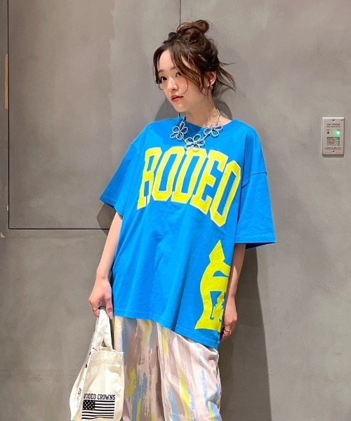 RODEO CROWNS WIDE BOWL(ロデオクラウンズワイドボウル)の「ネオンロゴTシャツ(Tシャツ/カットソー・レディース・ライトイエロー/ブラック/ホワイト/ブルー・FREE)」の4枚目の写真