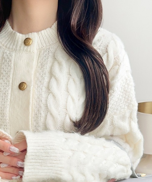 mily bilet（ミウィビレット）の「【mily bilet】ふわっと可愛く、きらっと上品。エンブレムボタンケーブルシャギーニットカーディガン（長袖）（カーディガン/ボレロ・レディース・グレー/チャコールグレー/ホワイト・X-LARGE/SMALL/MEDIUM/LARGE）」の2枚目の写真