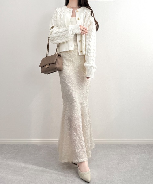 mily bilet（ミウィビレット）の「【mily bilet】ふわっと可愛く、きらっと上品。エンブレムボタンケーブルシャギーニットカーディガン（長袖）（カーディガン/ボレロ・レディース・グレー/チャコールグレー/ホワイト・X-LARGE/SMALL/MEDIUM/LARGE）」の4枚目の写真