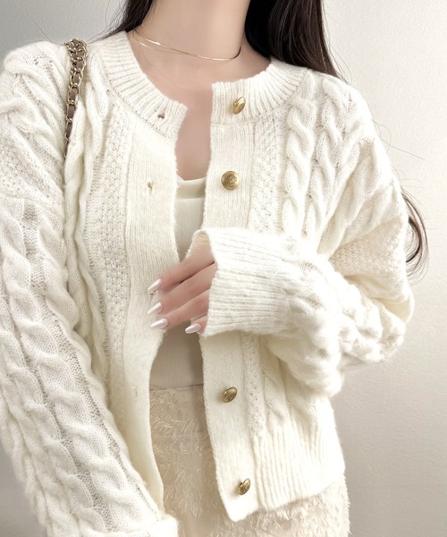 mily bilet（ミウィビレット）の「【mily bilet】ふわっと可愛く、きらっと上品。エンブレムボタンケーブルシャギーニットカーディガン（長袖）（カーディガン/ボレロ・レディース・グレー/チャコールグレー/ホワイト・X-LARGE/SMALL/MEDIUM/LARGE）」の5枚目の写真