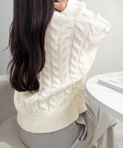 mily bilet（ミウィビレット）の「【mily bilet】ふわっと可愛く、きらっと上品。エンブレムボタンケーブルシャギーニットカーディガン（長袖）（カーディガン/ボレロ・レディース・グレー/チャコールグレー/ホワイト・X-LARGE/SMALL/MEDIUM/LARGE）」の7枚目の写真