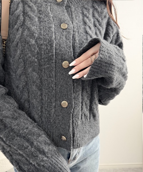 mily bilet（ミウィビレット）の「【mily bilet】ふわっと可愛く、きらっと上品。エンブレムボタンケーブルシャギーニットカーディガン（長袖）（カーディガン/ボレロ・レディース・グレー/チャコールグレー/ホワイト・X-LARGE/SMALL/MEDIUM/LARGE）」の9枚目の写真