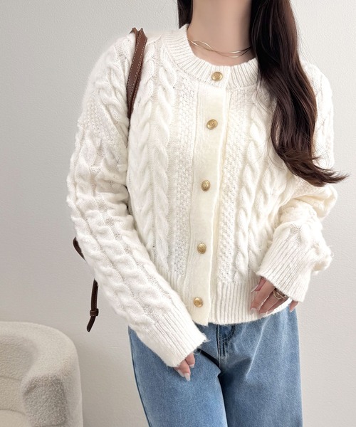 mily bilet（ミウィビレット）の「【mily bilet】ふわっと可愛く、きらっと上品。エンブレムボタンケーブルシャギーニットカーディガン（長袖）（カーディガン/ボレロ・レディース・グレー/チャコールグレー/ホワイト・X-LARGE/SMALL/MEDIUM/LARGE）」の8枚目の写真