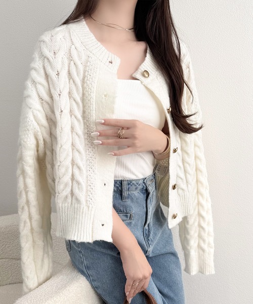 mily bilet（ミウィビレット）の「【mily bilet】ふわっと可愛く、きらっと上品。エンブレムボタンケーブルシャギーニットカーディガン（長袖）（カーディガン/ボレロ・レディース・グレー/チャコールグレー/ホワイト・X-LARGE/SMALL/MEDIUM/LARGE）」の10枚目の写真