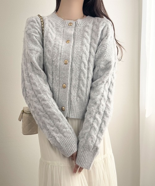 mily bilet（ミウィビレット）の「【mily bilet】ふわっと可愛く、きらっと上品。エンブレムボタンケーブルシャギーニットカーディガン（長袖）（カーディガン/ボレロ・レディース・グレー/チャコールグレー/ホワイト・X-LARGE/SMALL/MEDIUM/LARGE）」の18枚目の写真