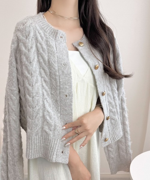mily bilet（ミウィビレット）の「【mily bilet】ふわっと可愛く、きらっと上品。エンブレムボタンケーブルシャギーニットカーディガン（長袖）（カーディガン/ボレロ・レディース・グレー/チャコールグレー/ホワイト・X-LARGE/SMALL/MEDIUM/LARGE）」の19枚目の写真