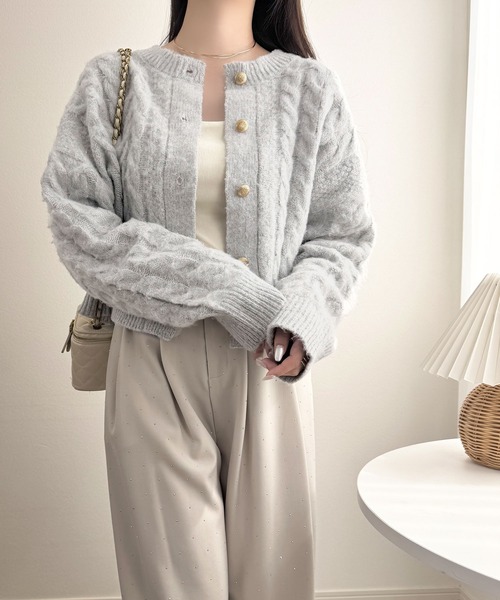 mily bilet（ミウィビレット）の「【mily bilet】ふわっと可愛く、きらっと上品。エンブレムボタンケーブルシャギーニットカーディガン（長袖）（カーディガン/ボレロ・レディース・グレー/チャコールグレー/ホワイト・X-LARGE/SMALL/MEDIUM/LARGE）」の21枚目の写真