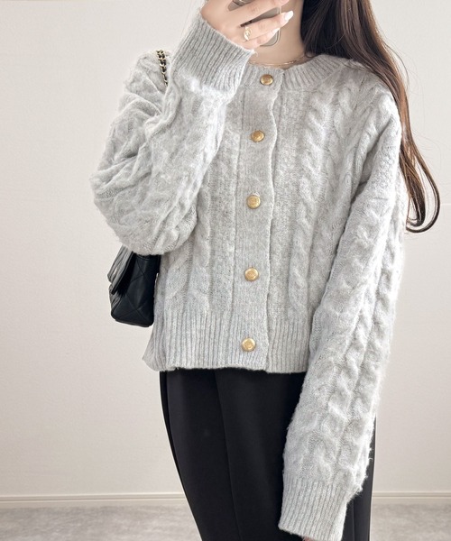 mily bilet（ミウィビレット）の「【mily bilet】ふわっと可愛く、きらっと上品。エンブレムボタンケーブルシャギーニットカーディガン（長袖）（カーディガン/ボレロ・レディース・グレー/チャコールグレー/ホワイト・X-LARGE/SMALL/MEDIUM/LARGE）」の22枚目の写真