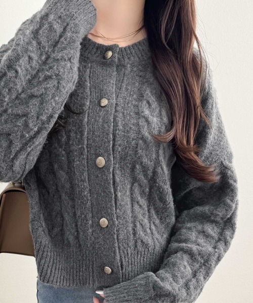 mily bilet（ミウィビレット）の「【mily bilet】ふわっと可愛く、きらっと上品。エンブレムボタンケーブルシャギーニットカーディガン（長袖）（カーディガン/ボレロ・レディース・グレー/チャコールグレー/ホワイト・X-LARGE/SMALL/MEDIUM/LARGE）」の11枚目の写真