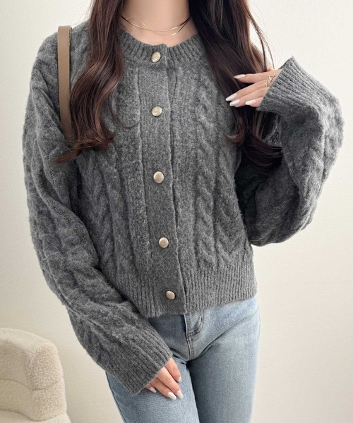 mily bilet（ミウィビレット）の「【mily bilet】ふわっと可愛く、きらっと上品。エンブレムボタンケーブルシャギーニットカーディガン（長袖）（カーディガン/ボレロ・レディース・グレー/チャコールグレー/ホワイト・X-LARGE/SMALL/MEDIUM/LARGE）」の12枚目の写真