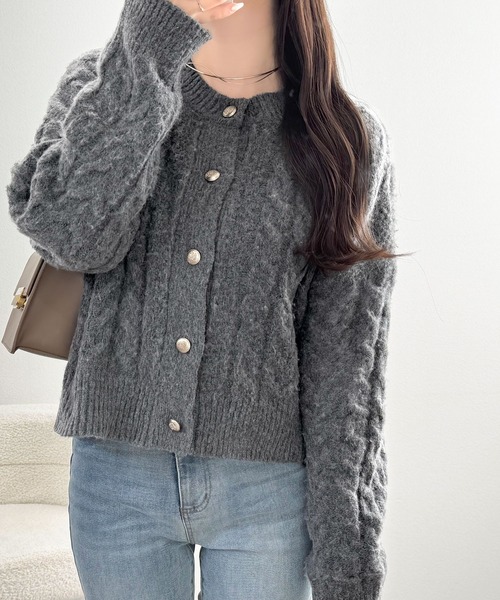 mily bilet（ミウィビレット）の「【mily bilet】ふわっと可愛く、きらっと上品。エンブレムボタンケーブルシャギーニットカーディガン（長袖）（カーディガン/ボレロ・レディース・グレー/チャコールグレー/ホワイト・X-LARGE/SMALL/MEDIUM/LARGE）」の13枚目の写真