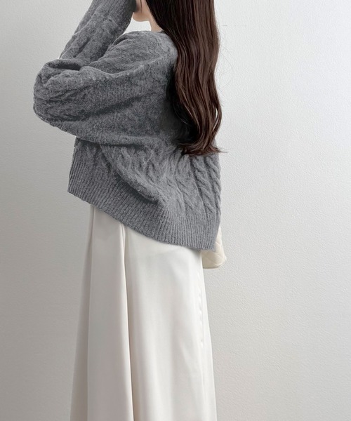 mily bilet（ミウィビレット）の「【mily bilet】ふわっと可愛く、きらっと上品。エンブレムボタンケーブルシャギーニットカーディガン（長袖）（カーディガン/ボレロ・レディース・グレー/チャコールグレー/ホワイト・X-LARGE/SMALL/MEDIUM/LARGE）」の16枚目の写真