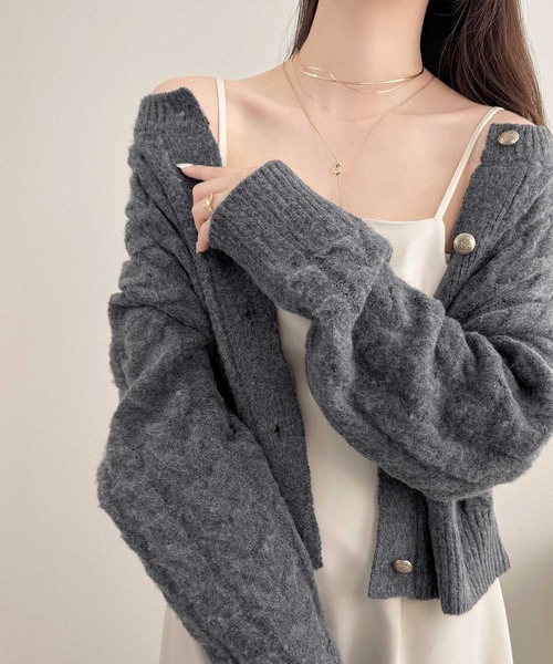 mily bilet（ミウィビレット）の「【mily bilet】ふわっと可愛く、きらっと上品。エンブレムボタンケーブルシャギーニットカーディガン（長袖）（カーディガン/ボレロ・レディース・グレー/チャコールグレー/ホワイト・X-LARGE/SMALL/MEDIUM/LARGE）」の17枚目の写真