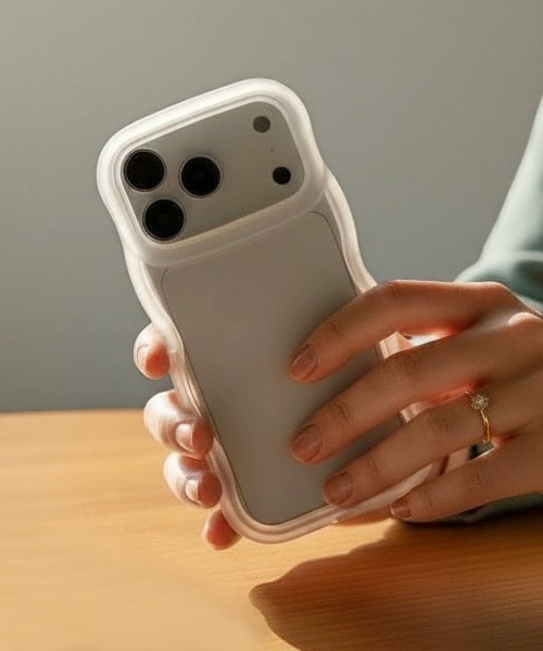 Fun & Daily（ファンアンドデイリー）の「Wave Clear iPhone Case 14 / 15 / 16 / 17 / Plus Pro ProMax / アイフォンケース　プラス　プロ　プロマックス（スマホケース/カバー・レディース・ピンク/パープル/クリア/ブラック/グリーン・iPhone 15 Plus/iPhone 15 Pro/iPhone 15 Pro Max/iPhone 16/iPhone 16 Plus/iPhone 16 Pro/iPhone 16 Pro Max/iPhone 15/iPhone 14/iPhone 14 Plus/iPhone 14 Pro Max/iPhone 14 Pro/iPhone 17 Pro/iPhone 17/iPhone 17 Pro Max）」の5枚目の写真