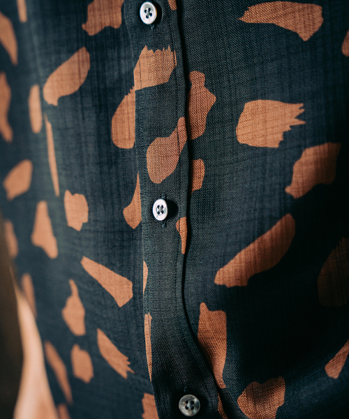 EDIFICE（エディフィス）の「《追加》パターンクリスプショートスリーブバンドカラーシャツ（シャツ/ブラウス・メンズ・ブラック系その他/ブルー/ブラック・SMALL/MEDIUM/LARGE）」の4枚目の写真