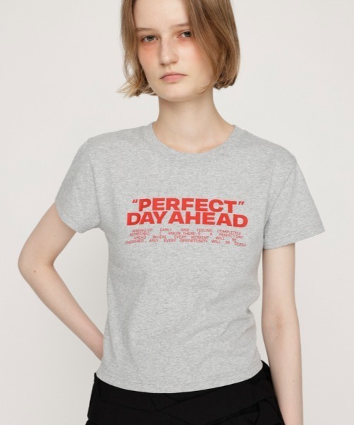 SLY(スライ)の「LOGO PRINT C/N TOPS ロゴ プリント クルーネック トップス 半袖 夏服(Tシャツ/カットソー・レディース・ホワイト/ブラウン/ピンク/ブラック/杢グレー・FREE)」の4枚目の写真