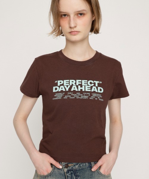 SLY(スライ)の「LOGO PRINT C/N TOPS ロゴ プリント クルーネック トップス 半袖 夏服(Tシャツ/カットソー・レディース・ホワイト/ブラウン/ピンク/ブラック/杢グレー・FREE)」の1枚目の写真