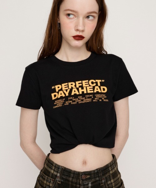 SLY(スライ)の「LOGO PRINT C/N TOPS ロゴ プリント クルーネック トップス 半袖 夏服(Tシャツ/カットソー・レディース・ホワイト/ブラウン/ピンク/ブラック/杢グレー・FREE)」の3枚目の写真