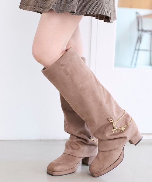 MAJESTIC LEGON（マジェスティックレゴン）の「マルチwayチェーンカバーロングブーツ（ブーツ・レディース・グレイッシュベージュ/ブラック・SMALL/MEDIUM/LARGE/X-LARGE）」の9枚目の写真