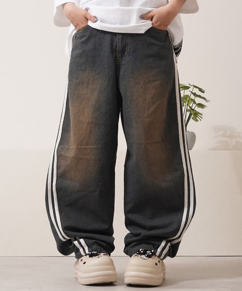 1111clothing(ワンフォークロージング)の「ツイストライン バレルレッグデニム ジーンズ / Twistline Barrel Leg Denim Jeans(デニムパンツ・メンズ・ブルー/サックスブルー/ブラック・M/L)」の1枚目の写真