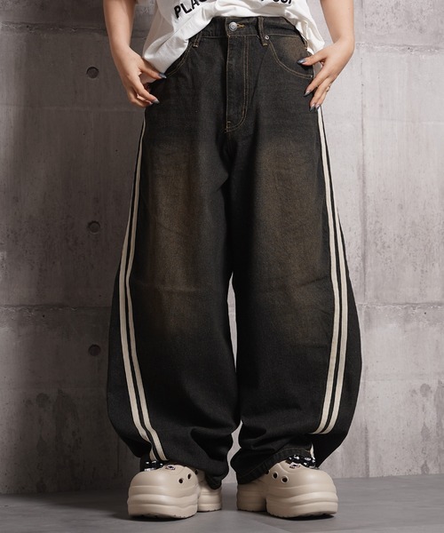 1111clothing(ワンフォークロージング)の「ツイストライン バレルレッグデニム ジーンズ / Twistline Barrel Leg Denim Jeans(デニムパンツ・メンズ・ブルー/サックスブルー/ブラック・M/L)」の2枚目の写真