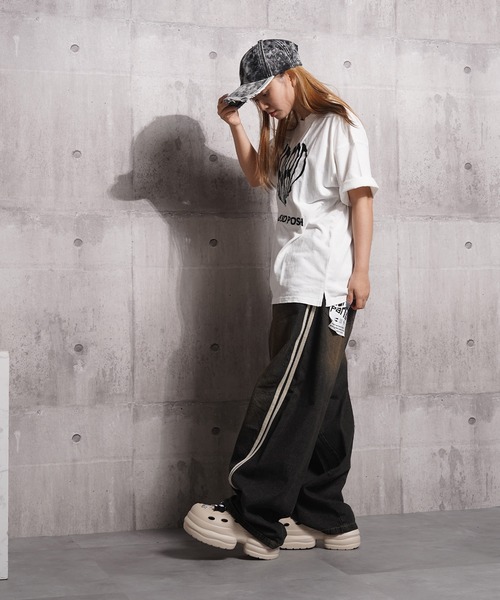 1111clothing(ワンフォークロージング)の「ツイストライン バレルレッグデニム ジーンズ / Twistline Barrel Leg Denim Jeans(デニムパンツ・メンズ・ブルー/サックスブルー/ブラック・M/L)」の11枚目の写真