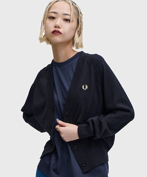 FRED PERRY（フレッドペリー）の「V-Neck Cardigan／Vネックカーディガン（カーディガン/ボレロ・レディース・ブラック/ダークベージュ/オートミール/ブラック系その他・10）」の2枚目の写真