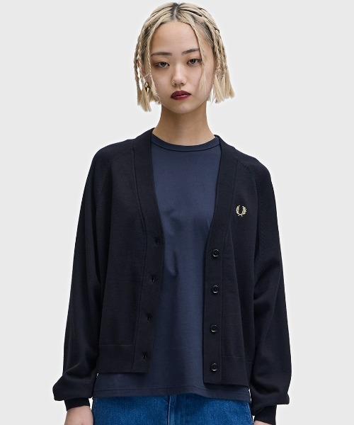 FRED PERRY（フレッドペリー）の「V-Neck Cardigan／Vネックカーディガン（カーディガン/ボレロ・レディース・ブラック/ダークベージュ/オートミール/ブラック系その他・10）」の8枚目の写真
