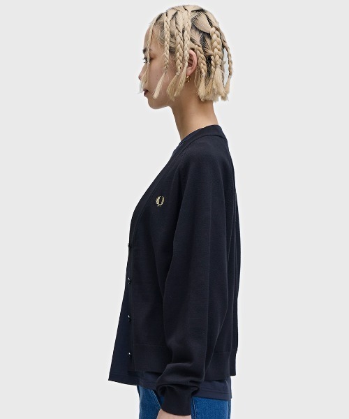 FRED PERRY（フレッドペリー）の「V-Neck Cardigan／Vネックカーディガン（カーディガン/ボレロ・レディース・ブラック/ダークベージュ/オートミール/ブラック系その他・10）」の9枚目の写真