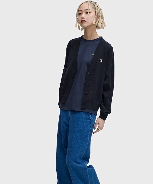 FRED PERRY（フレッドペリー）の「V-Neck Cardigan／Vネックカーディガン（カーディガン/ボレロ・レディース・ブラック/ダークベージュ/オートミール/ブラック系その他・10）」の5枚目の写真