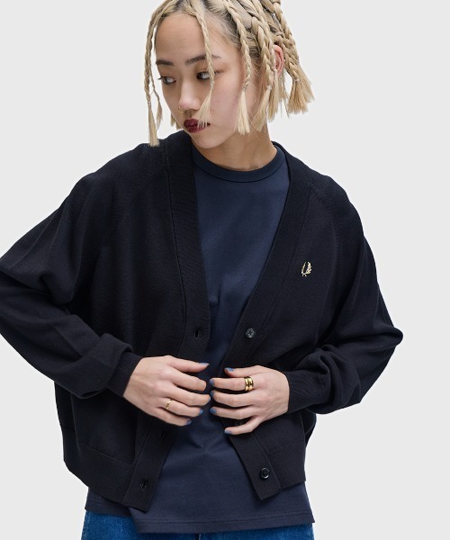 FRED PERRY（フレッドペリー）の「V-Neck Cardigan／Vネックカーディガン（カーディガン/ボレロ・レディース・ブラック/ダークベージュ/オートミール/ブラック系その他・10）」の6枚目の写真