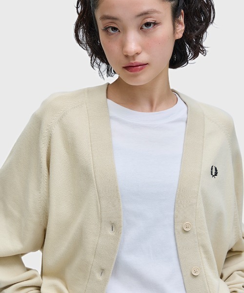 FRED PERRY（フレッドペリー）の「V-Neck Cardigan／Vネックカーディガン（カーディガン/ボレロ・レディース・ブラック/ダークベージュ/オートミール/ブラック系その他・10）」の16枚目の写真