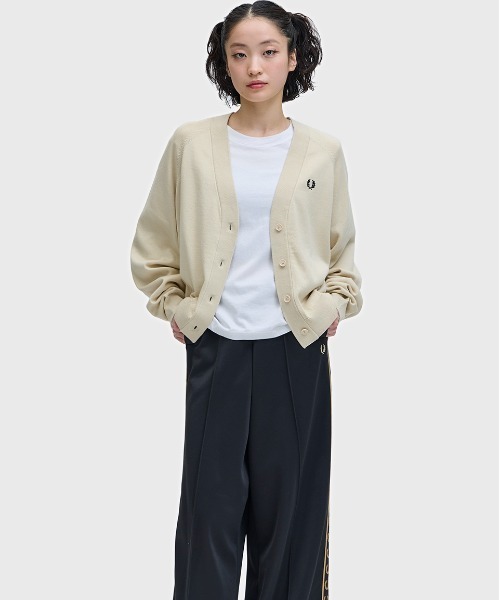 FRED PERRY（フレッドペリー）の「V-Neck Cardigan／Vネックカーディガン（カーディガン/ボレロ・レディース・ブラック/ダークベージュ/オートミール/ブラック系その他・10）」の14枚目の写真