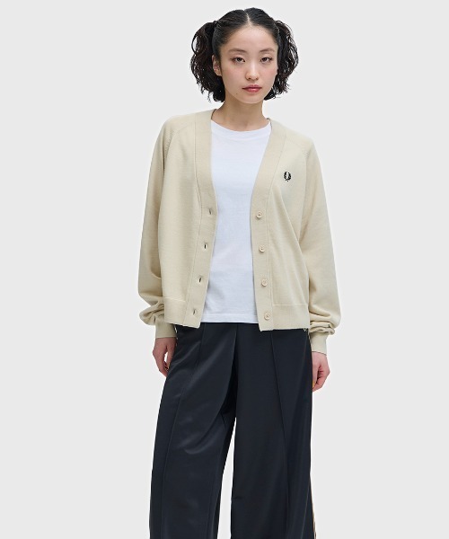 FRED PERRY（フレッドペリー）の「V-Neck Cardigan／Vネックカーディガン（カーディガン/ボレロ・レディース・ブラック/ダークベージュ/オートミール/ブラック系その他・10）」の15枚目の写真