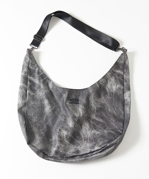 UMBRO(アンブロ)の「UMBRO/アンブロ SP LEATHERETTE Print Round Shoulder Bag/別注 レザレット ラウンドショルダーバッグ(ショルダーバッグ・メンズ・ブラック/ブルー・ONE SIZE)」の6枚目の写真