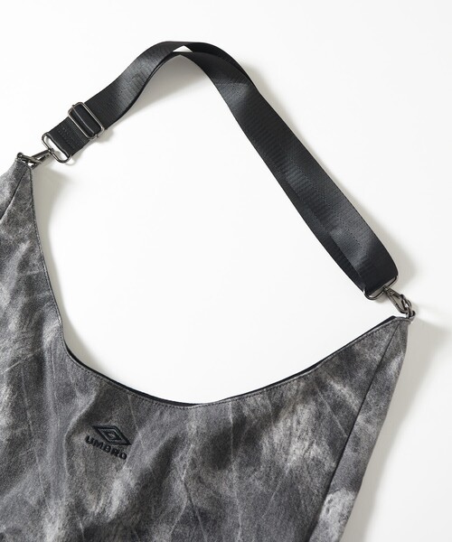 UMBRO(アンブロ)の「UMBRO/アンブロ SP LEATHERETTE Print Round Shoulder Bag/別注 レザレット ラウンドショルダーバッグ(ショルダーバッグ・メンズ・ブラック/ブルー・ONE SIZE)」の7枚目の写真