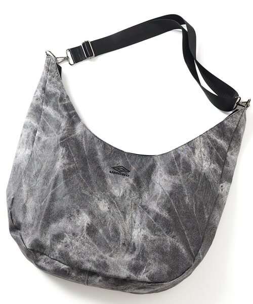 UMBRO(アンブロ)の「UMBRO/アンブロ SP LEATHERETTE Print Round Shoulder Bag/別注 レザレット ラウンドショルダーバッグ(ショルダーバッグ・メンズ・ブラック/ブルー・ONE SIZE)」の16枚目の写真