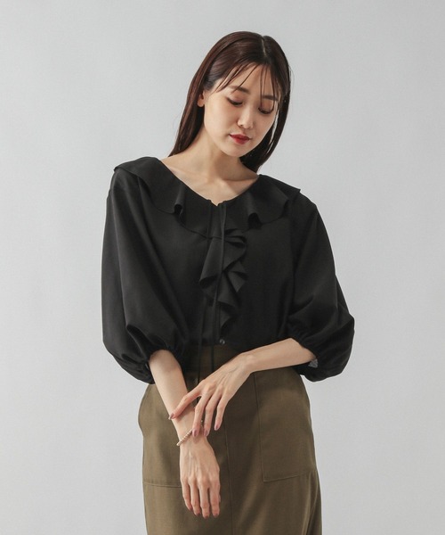 GLOBAL WORK（グローバルワーク）の「ラッフルフリルブラウス/587694（シャツ/ブラウス・レディース・ライトベージュ/ブラック・LARGE/MEDIUM）」の2枚目の写真