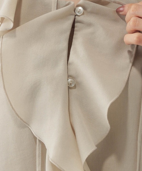 GLOBAL WORK（グローバルワーク）の「ラッフルフリルブラウス/587694（シャツ/ブラウス・レディース・ライトベージュ/ブラック・LARGE/MEDIUM）」の18枚目の写真