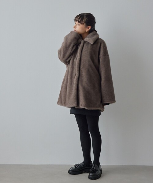 EMMEL REFINES（エメルリファインズ）の「＜EMMEL REFINES＞EM フェイクファー ミディアム コート（ステンカラーコート・レディース・ダークブラウン/モカ・M/S）」の6枚目の写真