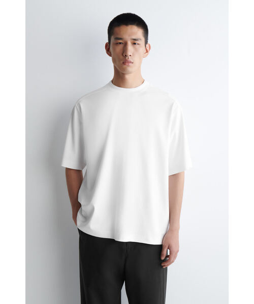 COS（コス）の「オーバーサイズ レイヤードエフェクト Tシャツ（Tシャツ/カットソー・メンズ・ホワイト/ホワイト×ブラック・XL/M/S/XS/L）」の2枚目の写真