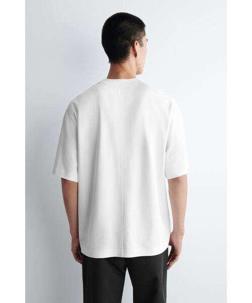 COS（コス）の「オーバーサイズ レイヤードエフェクト Tシャツ（Tシャツ/カットソー・メンズ・ホワイト/ホワイト×ブラック・XL/M/S/XS/L）」の11枚目の写真