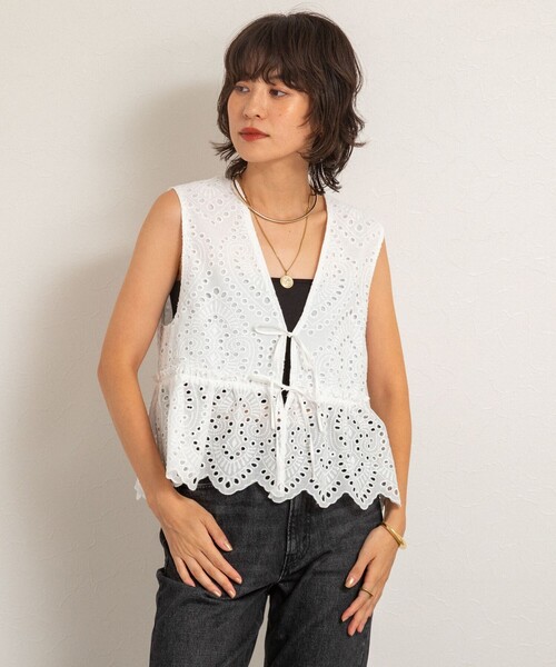NOLLEY’S（ノーリーズ）の「【MAQWEL/マクウェル】《セットアップ対応》ウォッシャブルエンブロイダリーレースベスト（ベスト・レディース・オフホワイト/ブラック・FREE）」の5枚目の写真