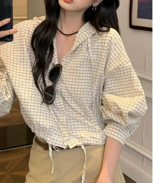 LADY LIKE(レディライク)の「フード付きドロストヘムチェックシャツ(シャツ/ブラウス・レディース・ベージュ/ネイビー・M)」の1枚目の写真