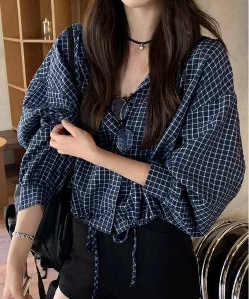 LADY LIKE(レディライク)の「フード付きドロストヘムチェックシャツ(シャツ/ブラウス・レディース・ベージュ/ネイビー・M)」の2枚目の写真
