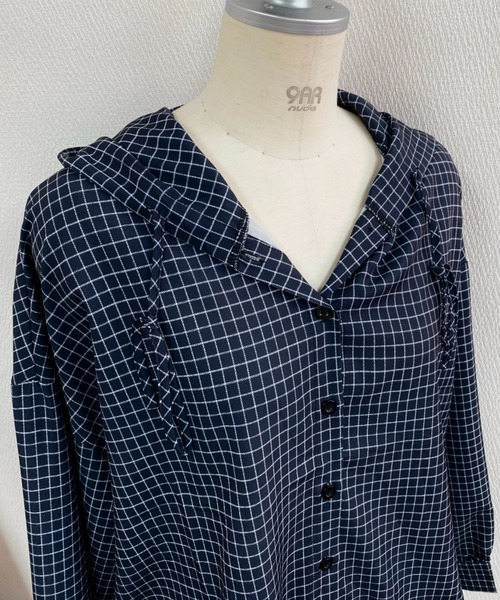 LADY LIKE(レディライク)の「フード付きドロストヘムチェックシャツ(シャツ/ブラウス・レディース・ベージュ/ネイビー・M)」の4枚目の写真